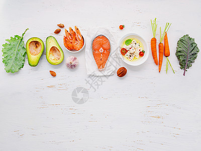 Ketogenous 低碳水化合物饮食概念 在白木本底设置的健康食品选择要素烹饪排毒减肥营养健康饮食核桃美食蔬菜菠菜酮类图片