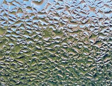 特写玻璃上的雨滴和水滴植物液体环境反射叶子天气宏观季节气泡热带图片