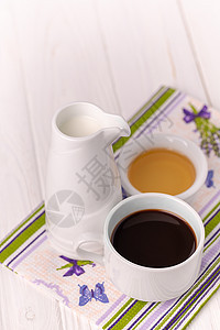 一杯咖啡 牛奶在罐子里 蜂蜜在碗盘上 在彩色的餐巾纸上桌子甜点谷物食谱饮食午餐营养餐巾小吃橙子图片