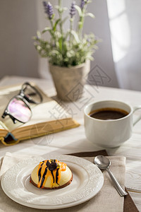 咖啡 蛋糕和一束熏衣菜花餐巾眼镜甜点花束巧克力奶油咖啡店桌子薰衣草杯子图片