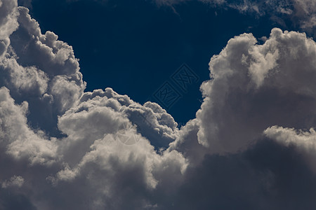 蓝色 sk 中的巨大积雨云气象沉淀气氛空气天空气候水分天蓝色天堂晴天图片