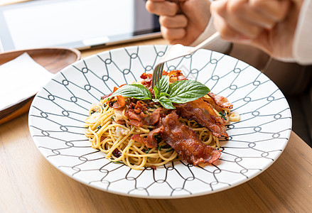 面条在一盘盘子上的意大利面 在一家最起码的餐厅图片
