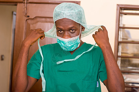 非洲医疗一位外科医生站在房间里的肖像诊所护士男性男人助手大厅卫生成人职业工作背景