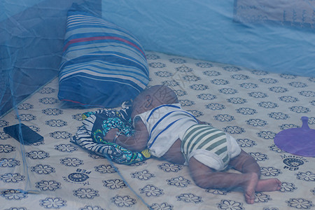 睡在蚊帐下的婴儿图片