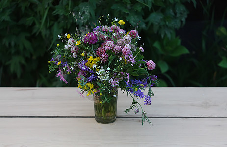 桌子上野花的布束图片