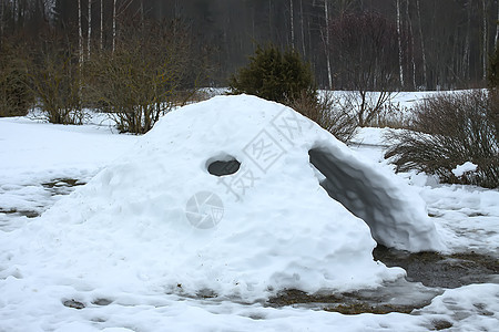 儿童在冬日从雪中抽冻而成的迷宫或浴缸图片
