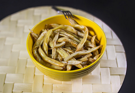 黄陶瓷杯里的炸薯条长法式豆子厨师盘子餐厅食谱叶子猪肉炒锅细绳油炸维生素图片