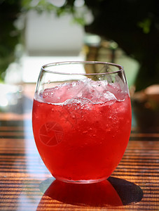 更新冷粉红鸡尾酒酒精液体绿色糖浆玻璃果汁酒吧热带饮料水果图片