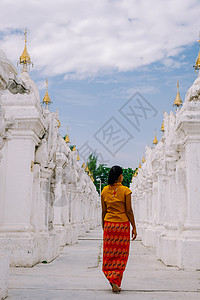 在被称为世界最大书的库特奥道帕塔达 观光旅游者中 Kuthodaw是位于缅甸曼德勒的佛教高手神社建筑学佛教徒宗教吸引力崇拜金子石图片