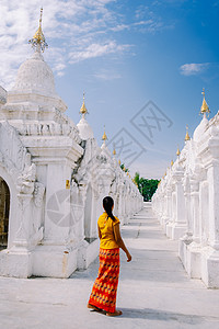 在被称为世界最大书的库特奥道帕塔达 观光旅游者中 Kuthodaw是位于缅甸曼德勒的佛教高手佛教徒寺庙历史文化建筑崇拜旅游宗教旅图片