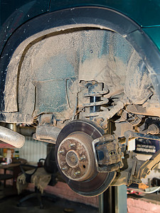 后轮枢纽 休克消化器和卡利珀是老旧而生锈的图片