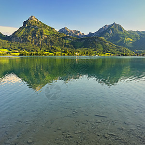 夏天的沃尔夫冈湖 美丽的奥地利风景 还有阿尔卑斯山脉的湖泊和山峰顶峰旅游旅行天空农村蓝色地标游客山脉远足图片