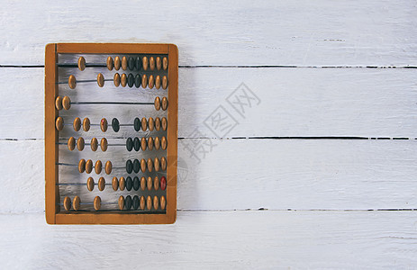 旧板表面上的复古木算盘木头教育平衡数数会计计算器数字平铺桌面珠子图片