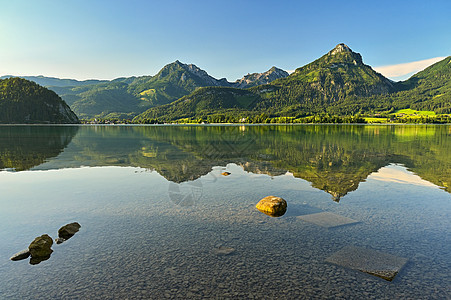 夏天的沃尔夫冈湖 美丽的奥地利风景 还有阿尔卑斯山脉的湖泊和山峰蓝色山脉教会公园远足天空爬坡游客旅游农村图片