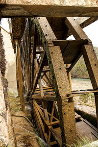 旧木制水轮和卡布里尔河经过西班牙阿尔贝塞特村运河水车河岸国家反思环境场地叶子溪流河道图片