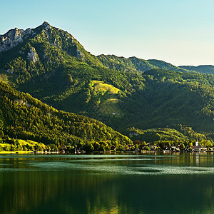 夏天的沃尔夫冈湖 美丽的奥地利风景 还有阿尔卑斯山脉的湖泊和山峰爬坡顶峰远足教会地标全景假期蓝色农村娱乐图片