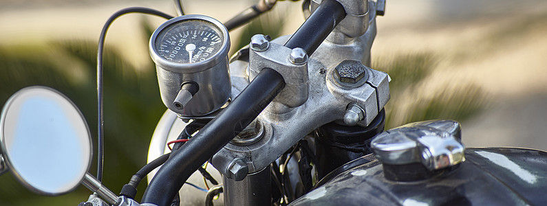旧式摩托车细节图片