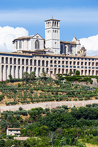 意大利翁布里亚地区的阿西西村 献给圣弗朗西斯的最重要的意大利大教堂  圣弗朗西斯科教会天空城市窗户村庄观光旅行旅游建筑文化图片