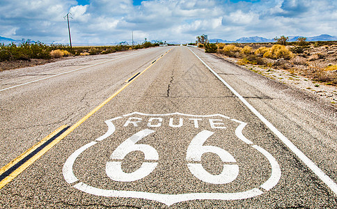 66号公路路标有蓝天背景 旅行和探险的经典概念以古老方式进行指示牌历史天空国家交通路线蓝色沙漠地标旅游图片