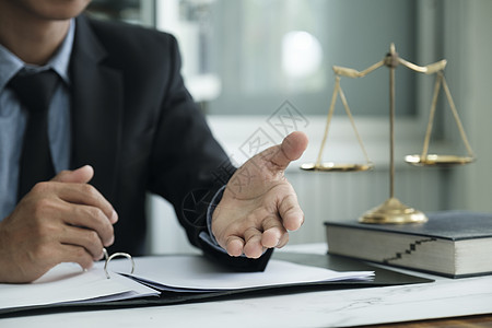 办公室的男律师有黄铜比例法律天平拍卖起诉治安男人正义平衡法官男性背景图片