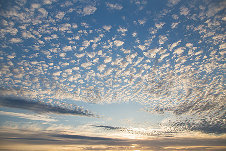 日落时美丽的蓝天与白色卷云图片
