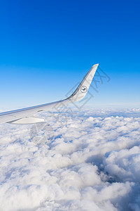 22 05 2021 德国法兰克福 空中客车A321机翼 带有Lufthansa航空公司标志和云底蓝天航空公司引擎客机飞机乘客商图片