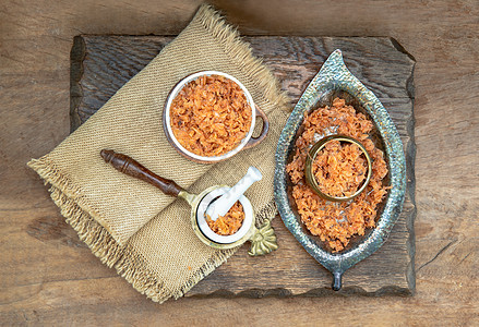 在伍德木板上的白陶瓷碗里 虾和干虾一起粘糊美食烹饪味道营养木头勺子虾米食谱营养品营养素图片