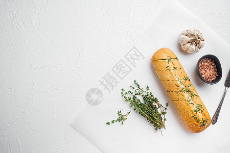 大蒜和草药烤面包 在白石桌背景的白石桌底面 顶层视图平铺 有复制文本空间图片