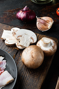 古老黑木桌背景的香蘑菇冠尼翁菌类美食桌子食物团体营养蘑菇木质深色收成图片