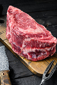 黑安古斯的黑木制餐桌底黑头肉大餐 生鲜鲜肉图片