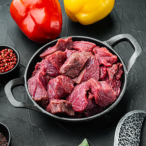 牛肉锅炉或含甜胡椒的谷菜成分 在黑石底面煎铁锅中图片