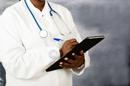 年轻女医生穿白上衣的肖像诊所女士保健外套卫生职业黑色写作治疗女性图片
