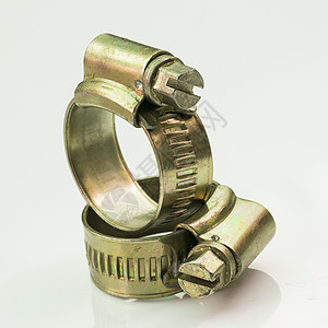 白色背景的不锈钢金属夹子紧固件圆圈夹钳硬件管子戒指管道软管维修工业图片