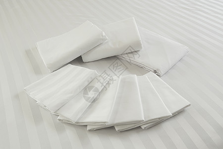 白床上的白色枕套羽绒被男人地面案件用品羽毛毯子纺织品家具产品图片