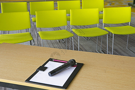 纸和笔放在会议室的桌子上房间椅子座位研讨会工作家具命令皮革木头公司图片