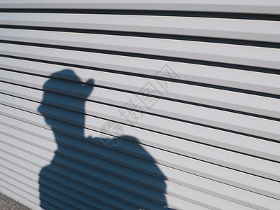 金属围栏上一个人的影子图片