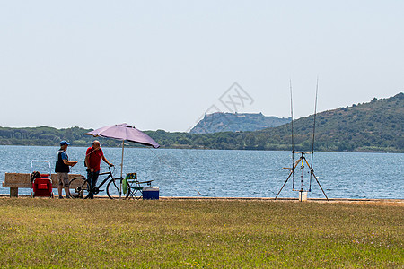 奥尔贝特罗海滨的渔民钓鱼海滩捕鱼者日落渔夫旅行海景太阳天空网状图片
