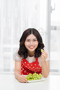 健康饮食 食物 水果 饮食和人的概念在家吃葡萄的快乐女人绿色皮肤女性白色营养女孩图片