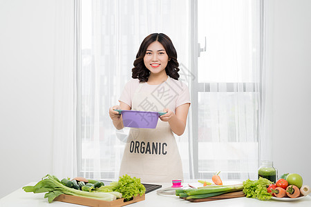 健康食物 亚洲女人在厨房用木勺做烹饪女孩围裙沙拉桌子蔬菜饮食厨师女性家庭主妇图片