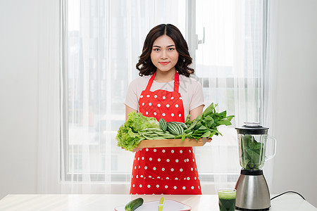健康生活方式 快乐地在厨房家微笑 用绿色蔬菜做饭叶子排毒芹菜营养菠菜饮食女士多叶女性果汁图片