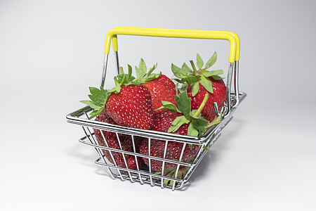 在一个超市篮子里的草莓 以白色背景为特制营销食物营养销售健康农业团体零售杂货店客户图片