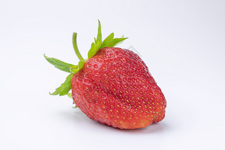 白色背景上有叶子的草莓 隔离 孤立无援营养果汁食物绿色水果红色甜点宏观浆果种子图片