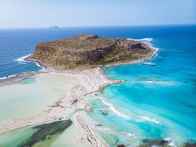 希腊克里特岛 希腊克里特岛上的 Balos 泻湖 游客在 Balos 海滩清澈的海水中放松和沐浴地标悬崖女士天蓝色夫妻海岸假期旅图片
