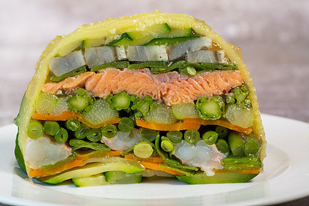 大理石蔬菜 鲑鱼和 茶地鲑鱼蔬菜和陶罐茄子小菜午餐盘子食物豆子沙拉饮食柠檬图片