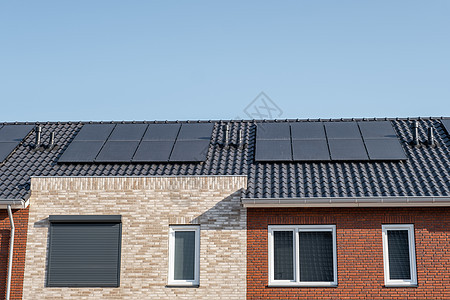 在阳光明媚的天空下 屋顶上附有太阳能电池板的新建房屋特写带有黑色太阳能电池板的新建筑 翻译 太阳能电池板 太阳能建筑学光伏技术房图片