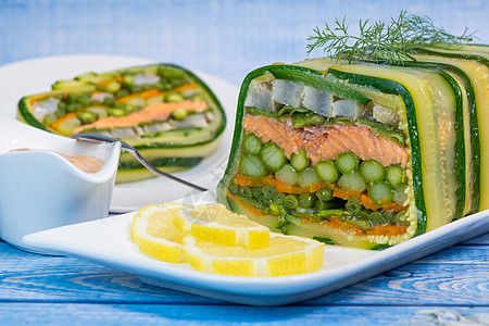 大理石蔬菜 鲑鱼和 茶地鲑鱼蔬菜和茄子烹饪食物盘子杏仁午餐美食陶罐小菜明胶图片