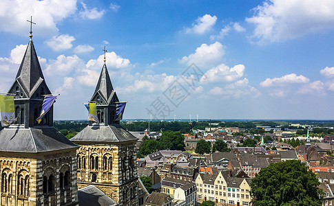 从荷兰马斯特里赫特市圣扬斯克尔克塔(圣约翰教堂)和圣塞拉提乌斯巴西利卡塔的空中观察图片
