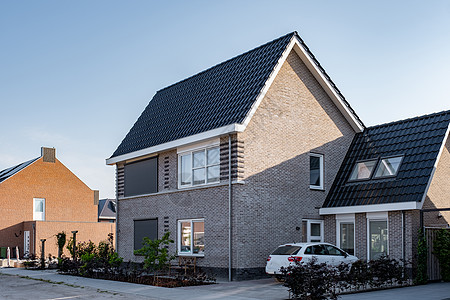 荷兰郊区与现代家庭住宅 在荷兰新建现代家庭住宅 荷兰家庭住宅 公寓建筑房间财产天空城市街道花园邻里生态蓝色图片