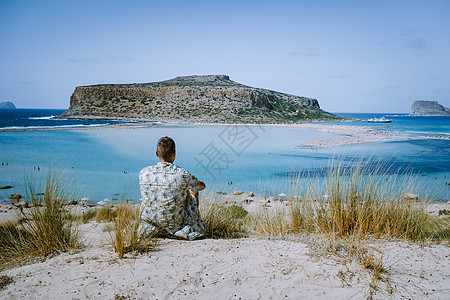 希腊克里特岛 希腊克里特岛上的 Balos 泻湖 游客在 Balos 海滩清澈的海水中放松和沐浴海岸线太阳天蓝色女士全景地标蓝色图片