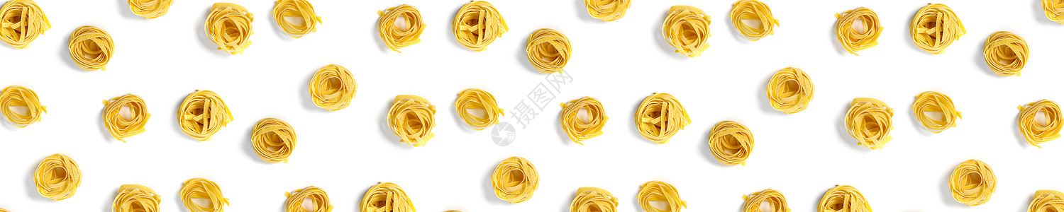 意大利意大利面条的流行艺术背景 生意大利面宽面流行艺术背景 平躺 白色隔离的意大利生巢意大利面全景黄色小麦饮食横幅宏观营养食物手图片
